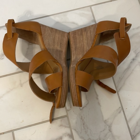 Lucky Sandals - Picture 2 of 5